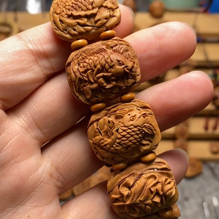 桃核雕刻鲤鱼手牌