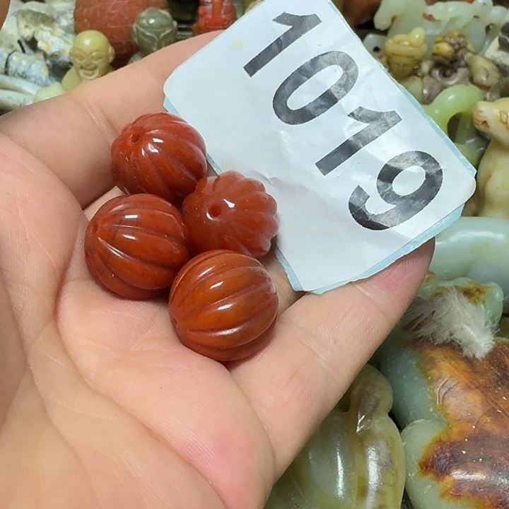 虎***在玛瑙/玉髓颈饰未镶嵌