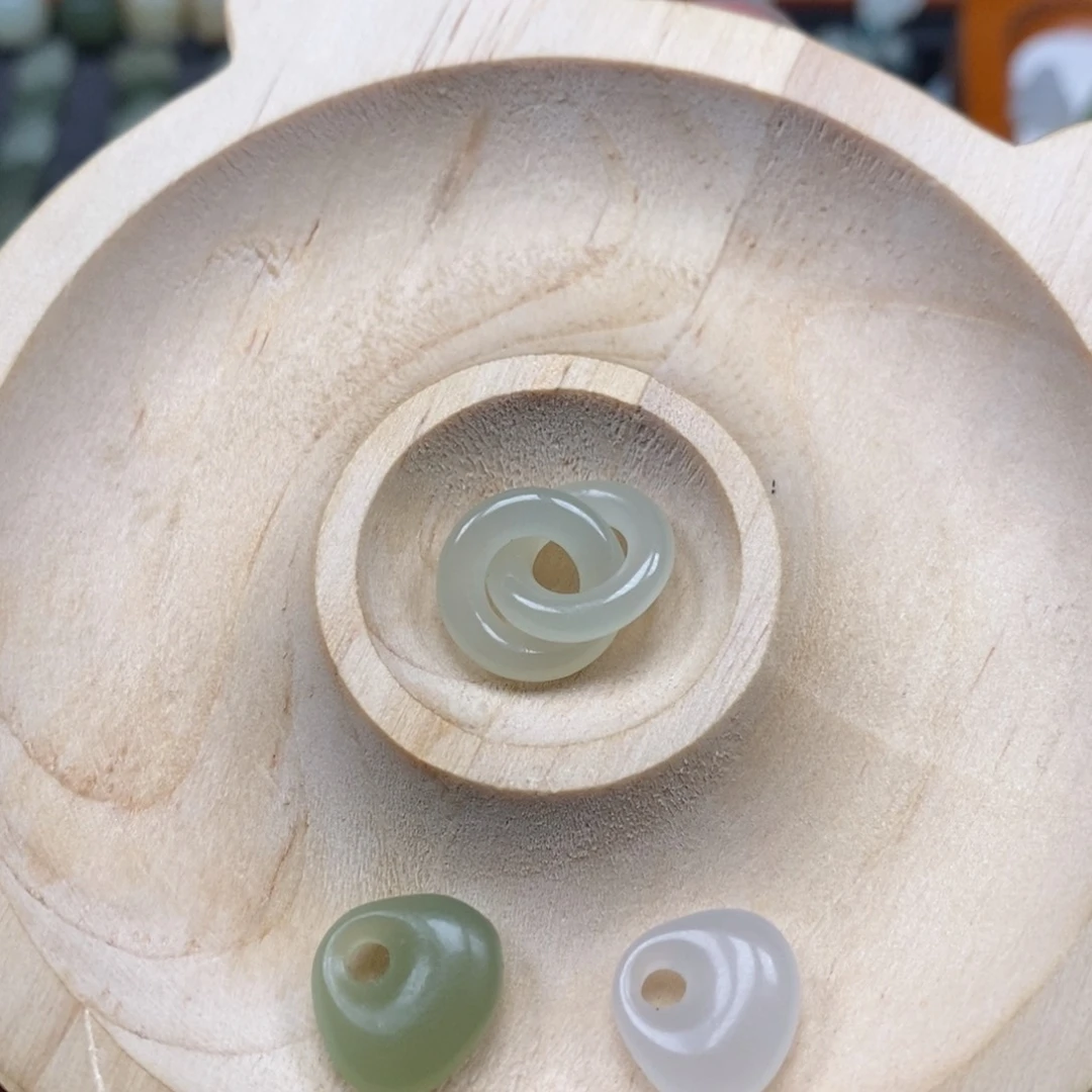 我***和田玉未镶嵌颈饰