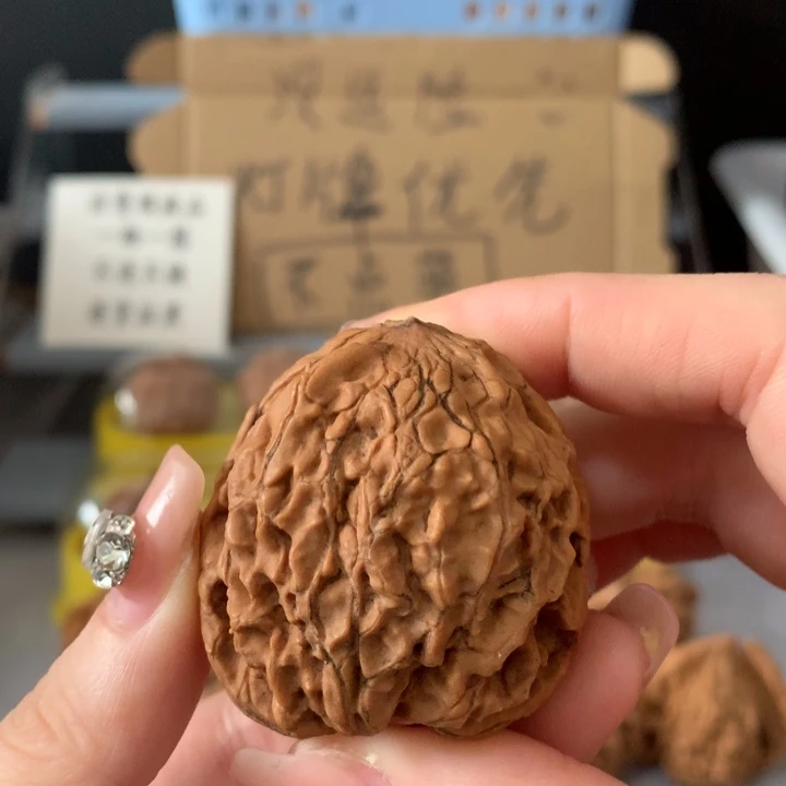 鸿***吊坠文玩核桃异形单只，有瑕疵