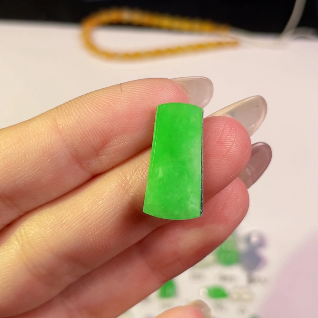 颈饰未镶嵌翡翠裸石