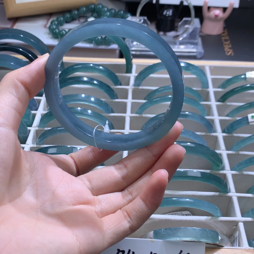 虚***尽未镶嵌手镯翡翠蓝冰手镯