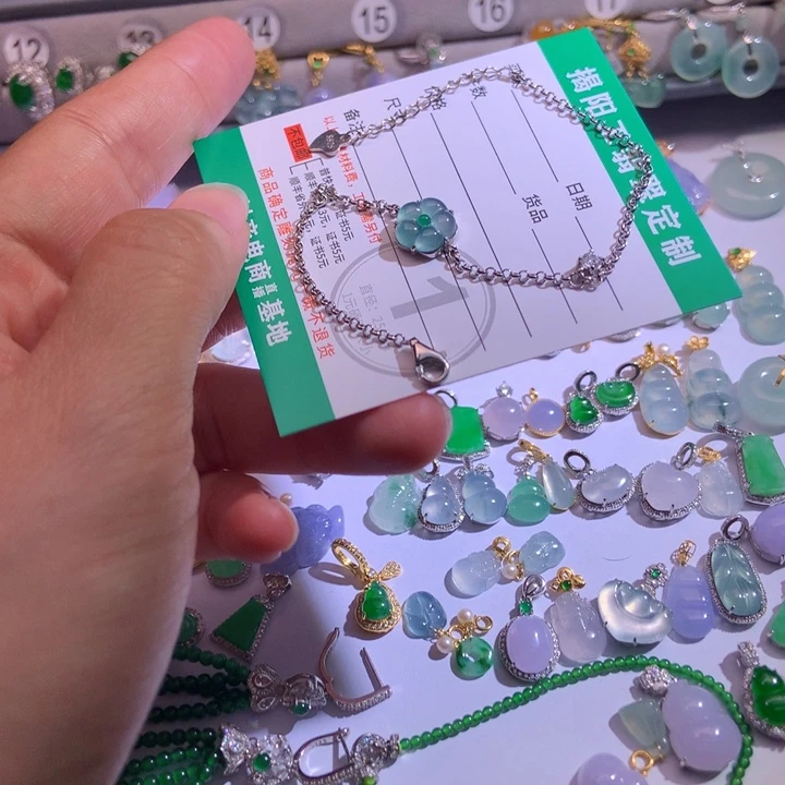 翡翠未镶嵌挂件21222