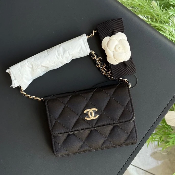 99新 Chanel/香奈儿 黑金缎面 山茶花mini链条卡包 芯