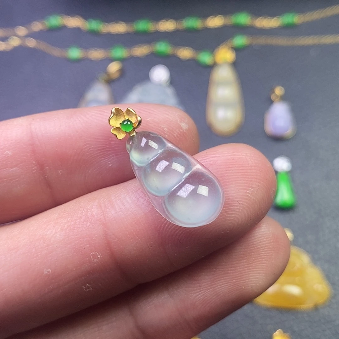 颈饰18K金镶嵌翡翠