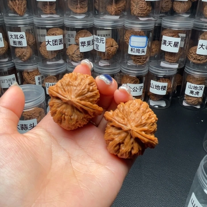 沈***辞文玩核桃吊坠白狮子