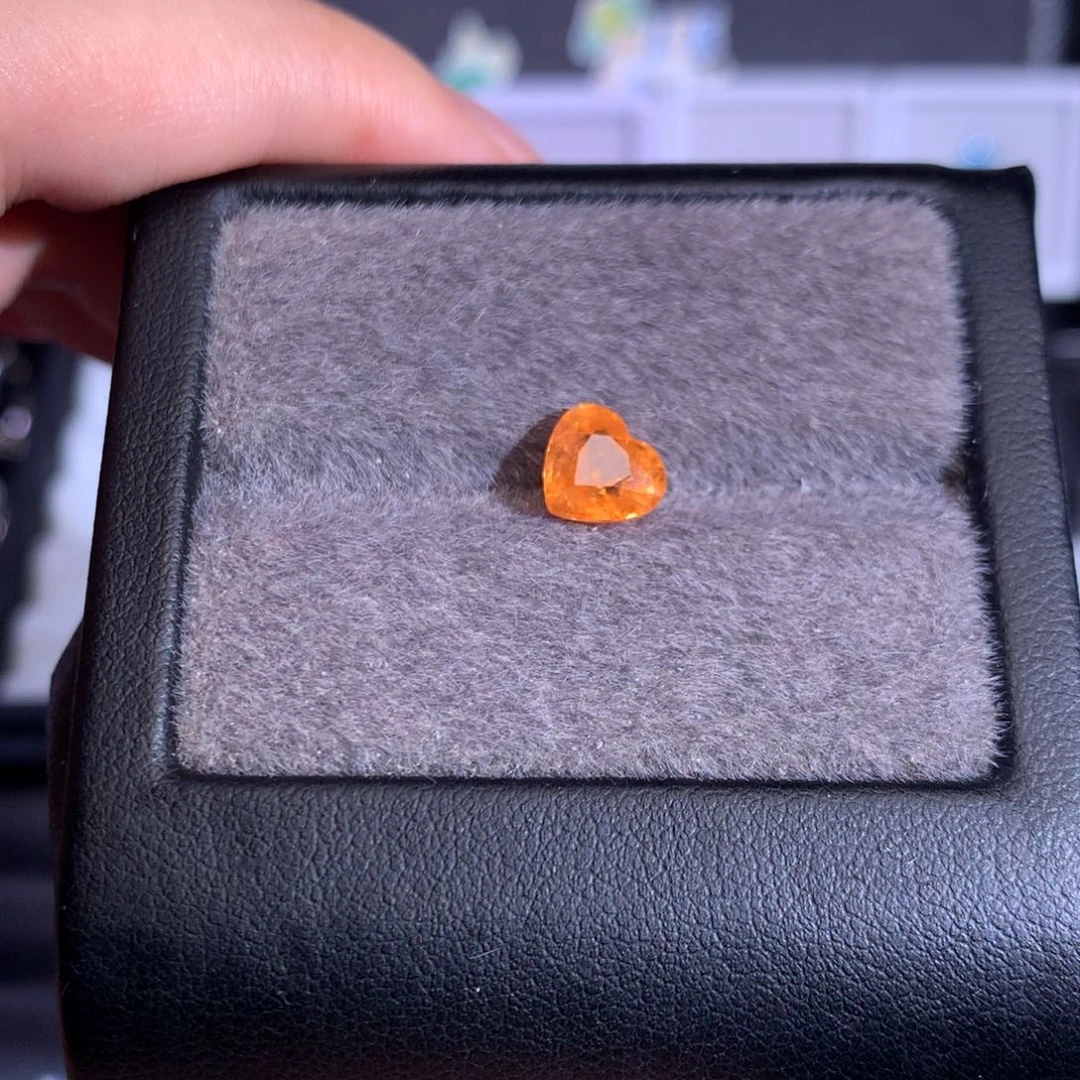 未镶嵌裸石石榴石（芬达石）2.345ct