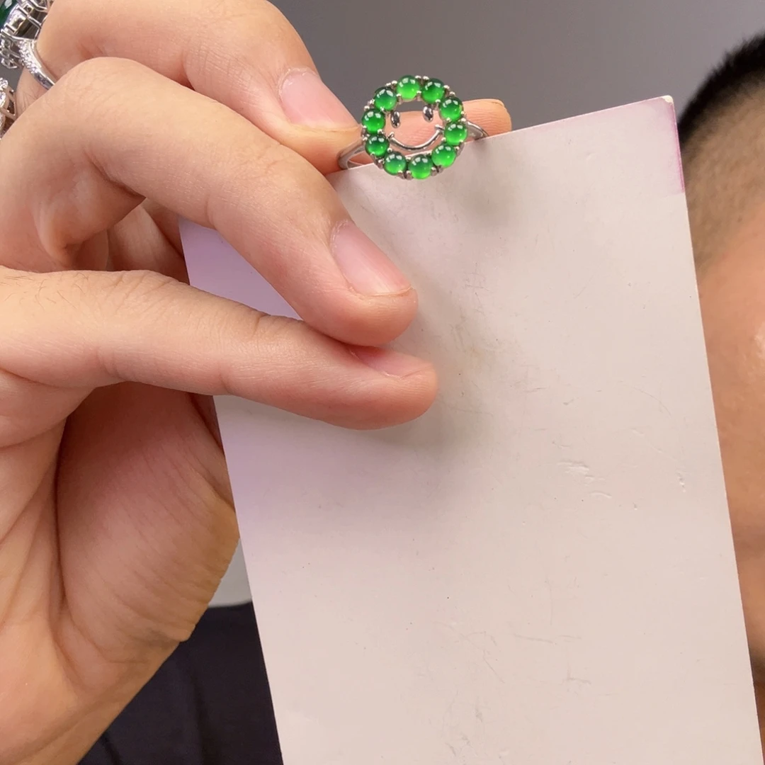 翡翠未镶嵌颈饰一件