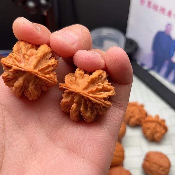 文玩核桃把件红珊瑚