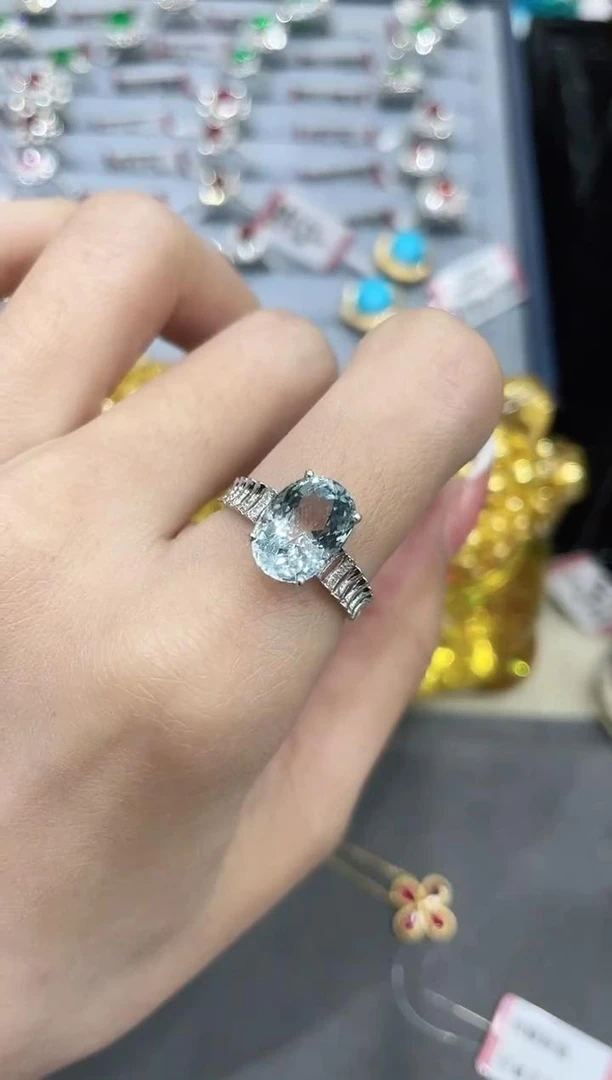18K金镶嵌天然海蓝宝石戒指