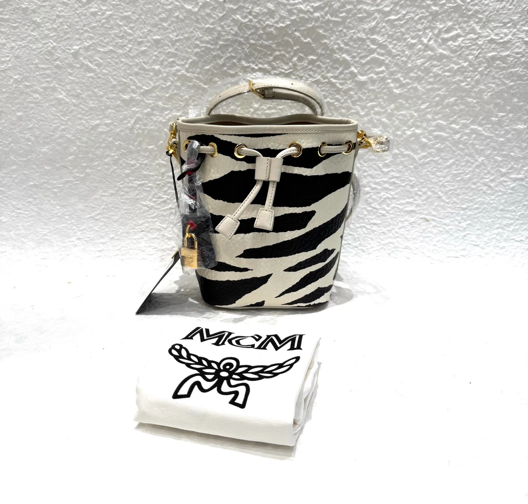 99新 MCM 有吊牌MCM新款水桶包