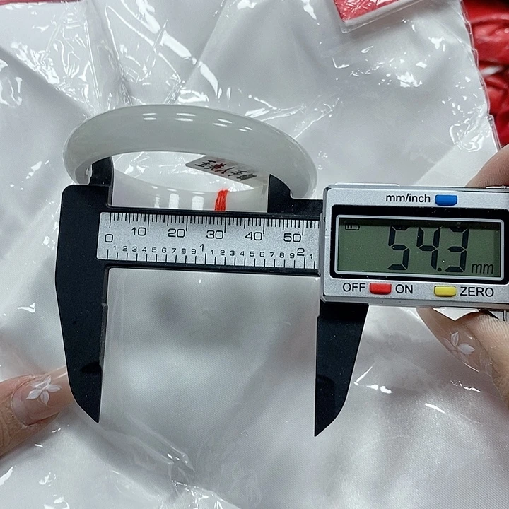 翡翠手镯未镶嵌30。