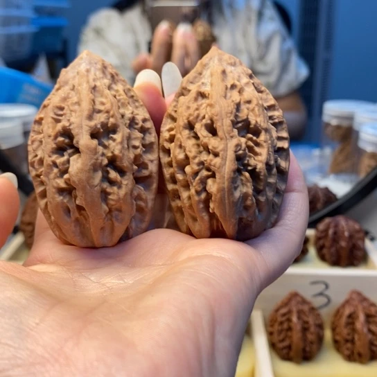 小***腾桃核把件东北秋子