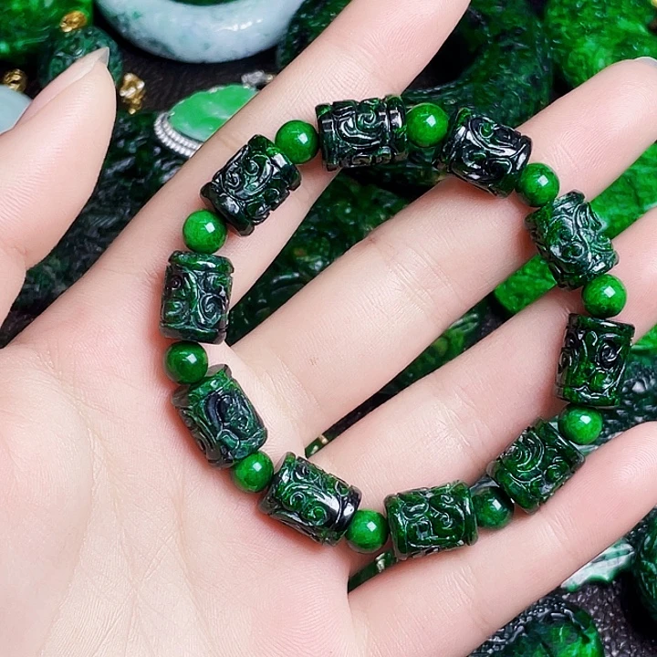 翡翠未镶嵌颈饰多样性