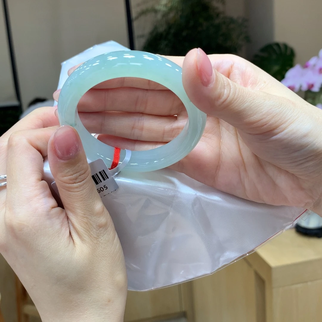 翡翠手镯未镶嵌不退不换