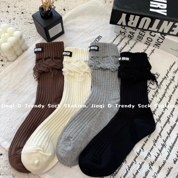 秋季破洞翻边中筒袜子女字母布标小众设计镂空时尚女袜百搭潮ins