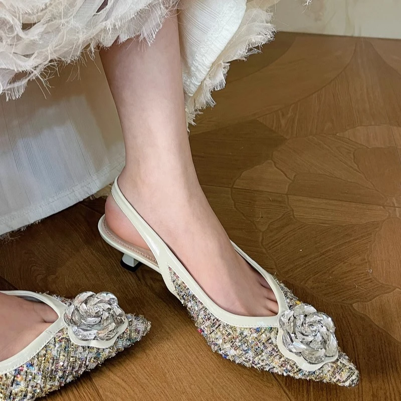 美猫汇真皮底名媛尖头中细跟高跟2025新款百搭水钻花朵包头凉鞋女