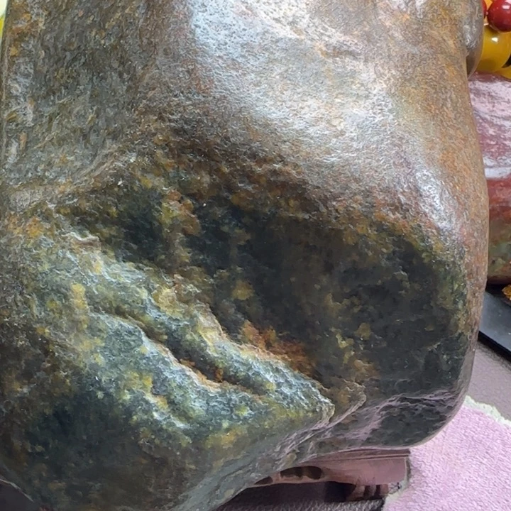 城***林未镶嵌透闪石质玉珠宝奇石