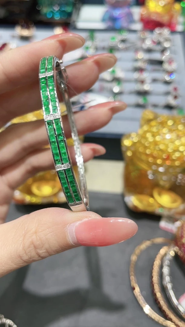 18K金镶嵌天然祖母绿手镯