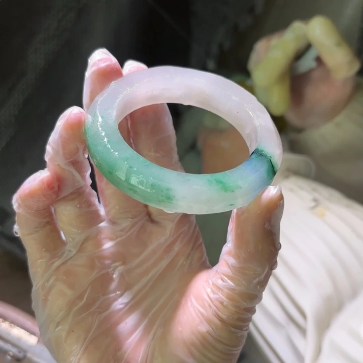 樱***寞石英质玉（非洲翠）未镶嵌手镯定制