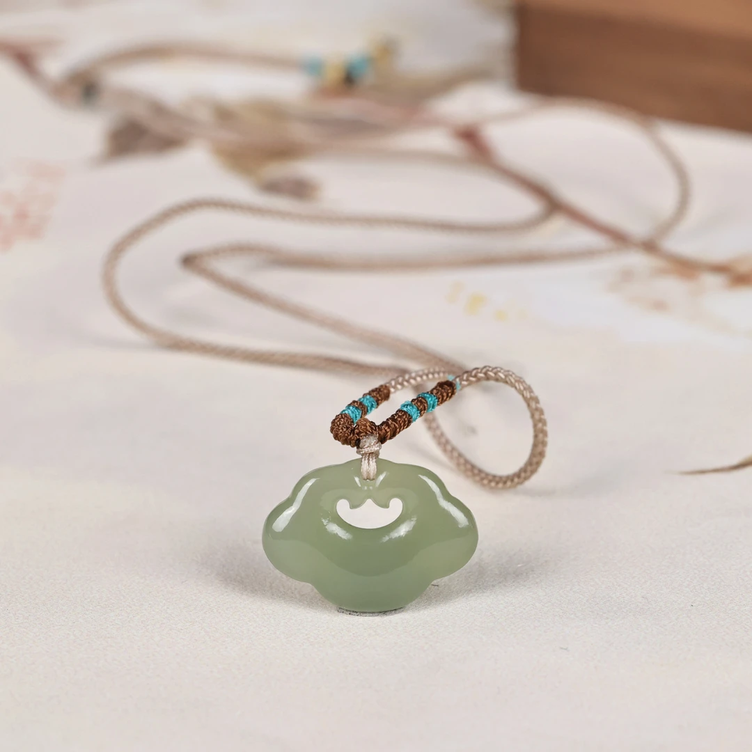 【颖有尽有】和田玉如意吊坠 约16x22mm