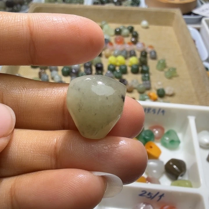 赵***贝和田玉未镶嵌珠宝奇石