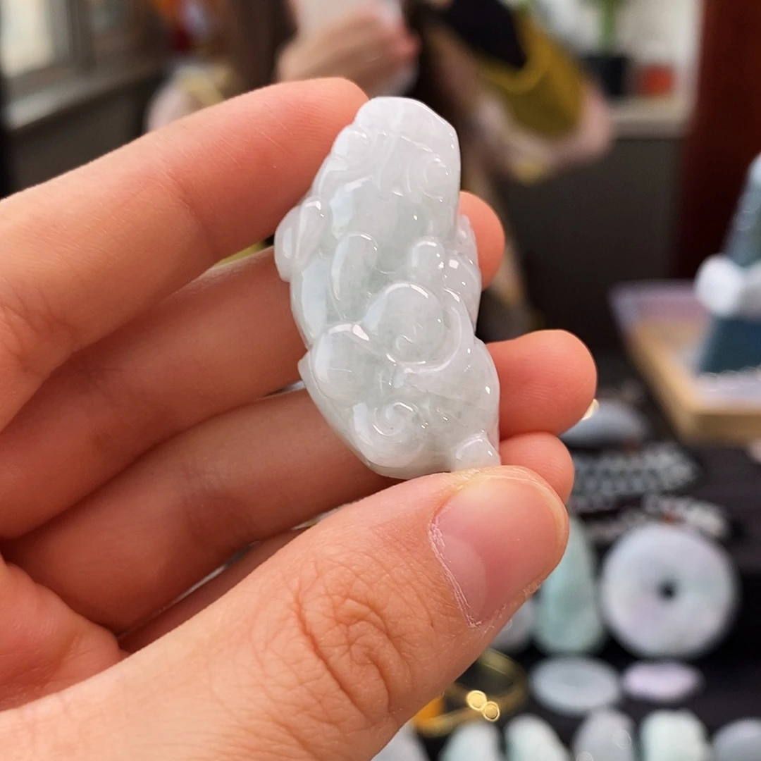 翡翠未镶嵌颈饰貔貅