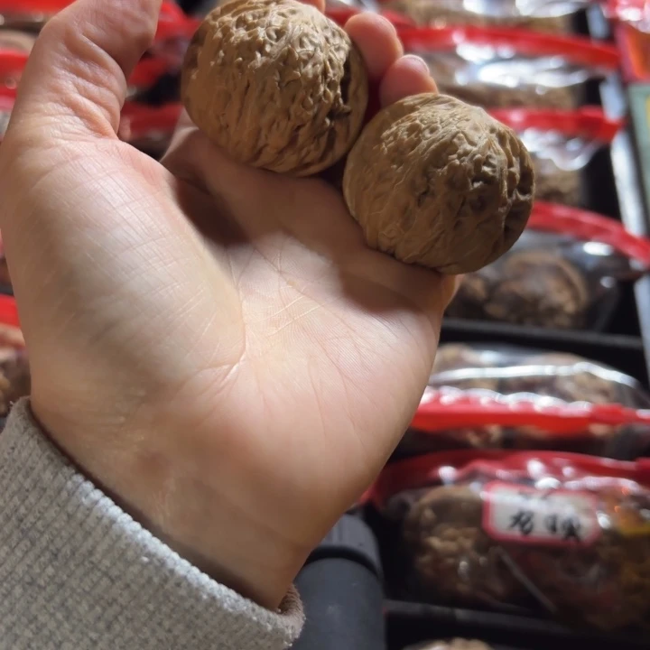 文玩核桃把件铁锤核桃全品无修有一点小黄点不支持七天无理由