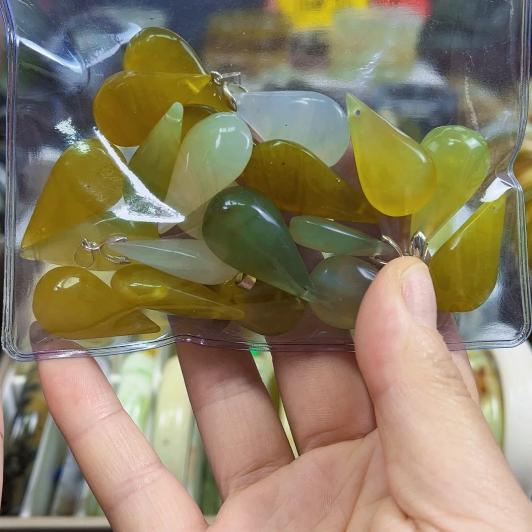 蛇纹石玉未镶嵌颈饰随机发一个水滴