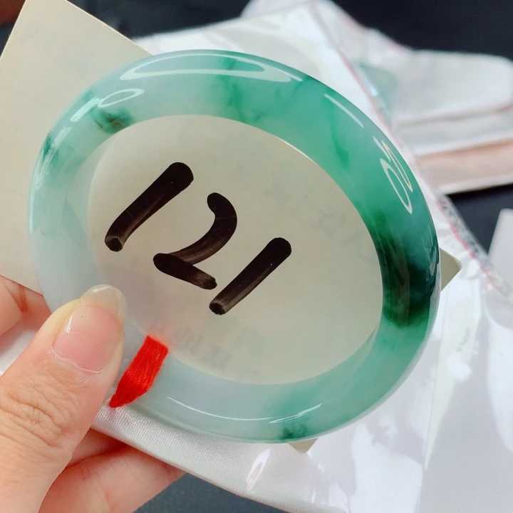 翡翠未镶嵌手镯白底飘绿