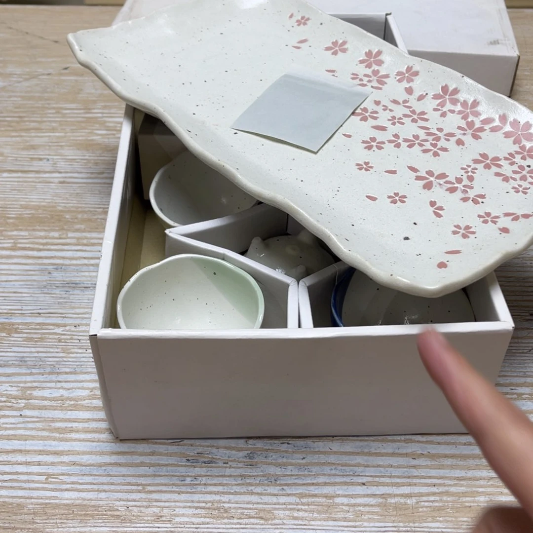 瓷片自*白密密麻麻地排列着