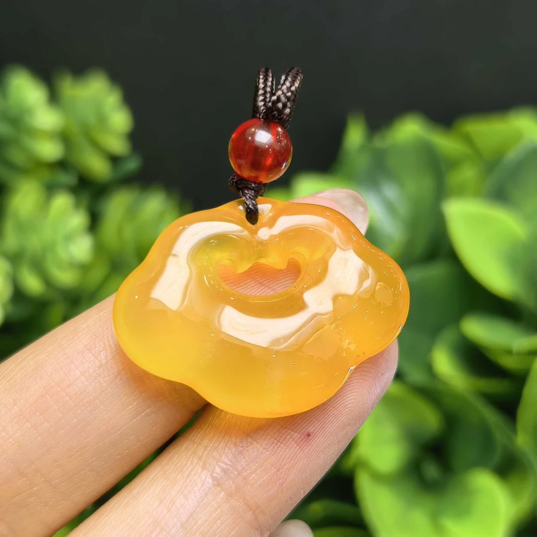 S8174-牛黄宝玛瑙黄如意锁吊坠-送礼佳品-配绳子-多样性只发一件