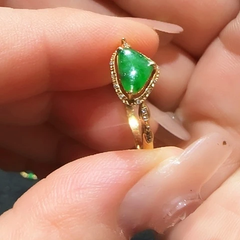 翡翠18K金镶嵌戒指