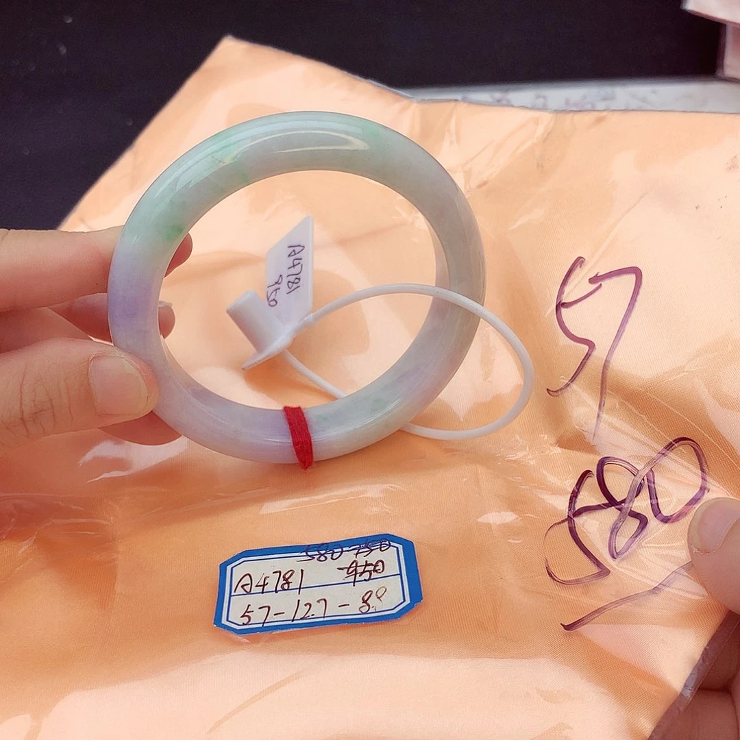 翡翠手镯未镶嵌翡翠