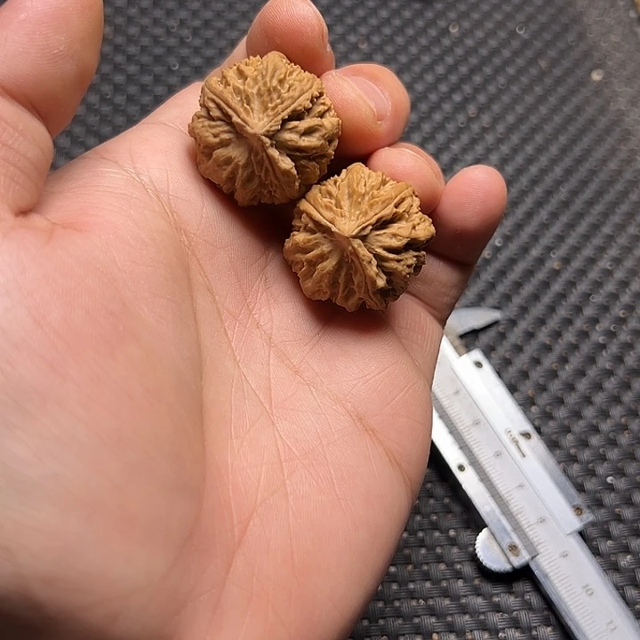 文玩核桃吊坠三棱