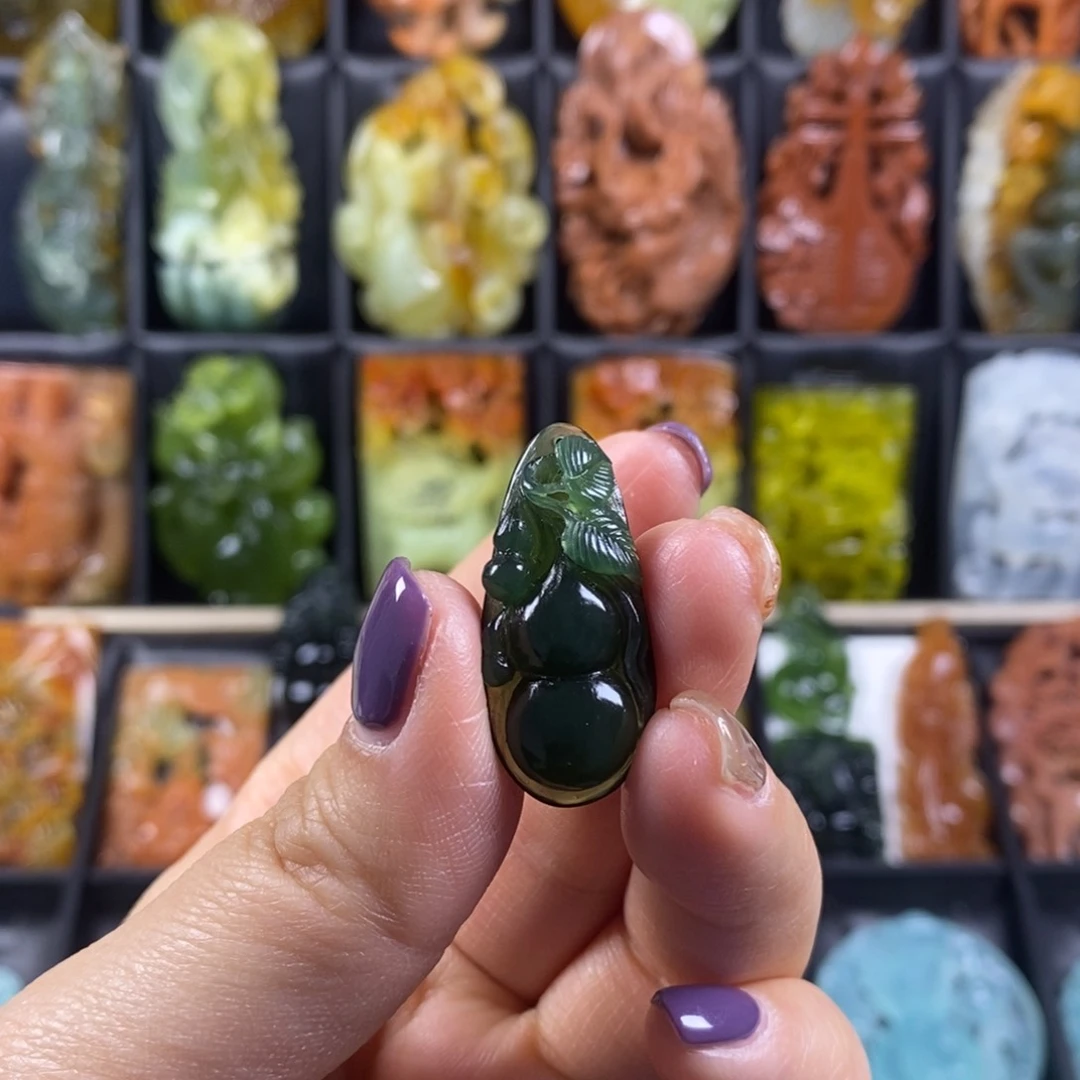 蛇纹石玉颈饰合金