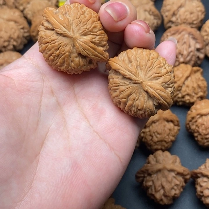 文玩核桃吊坠白狮子38