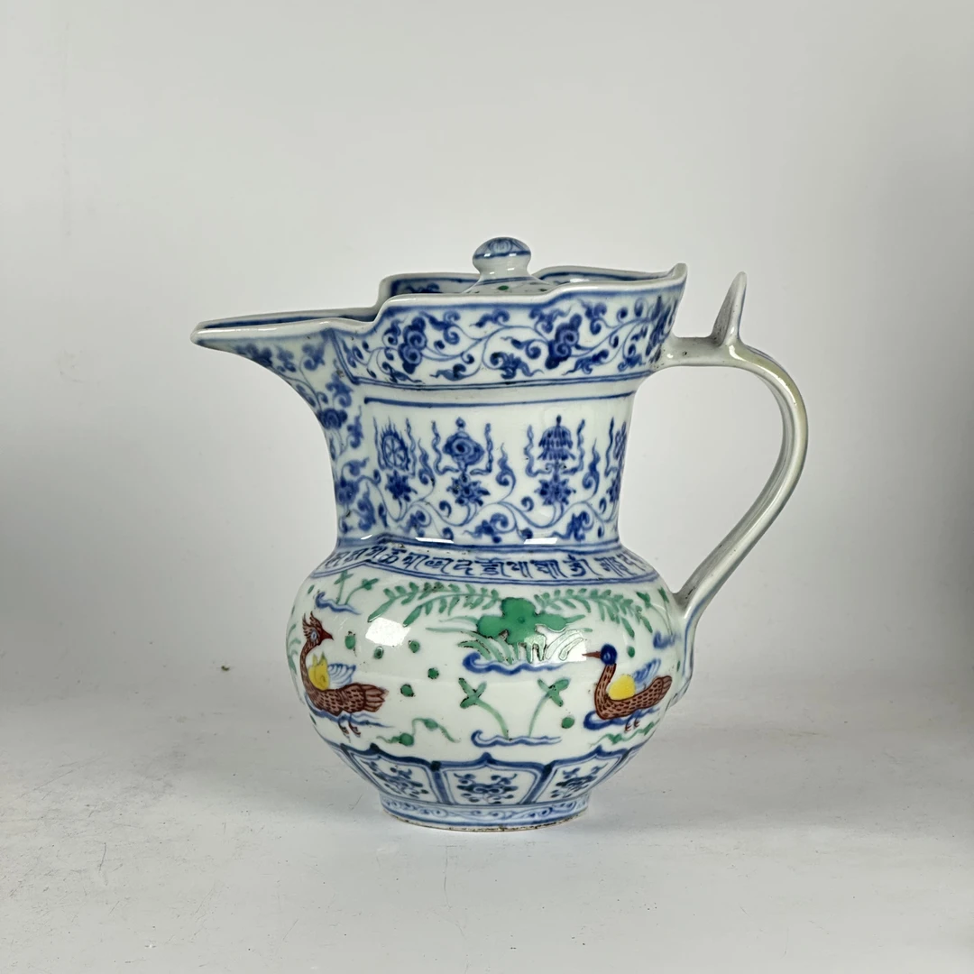 青花斗彩鸭戏水壶收藏鉴赏