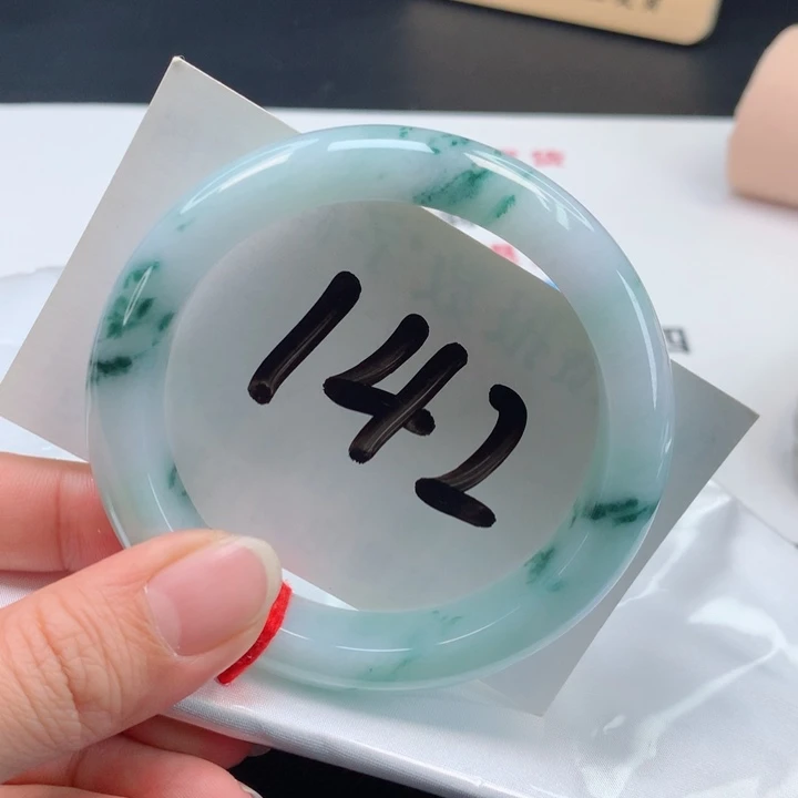 翡翠手镯未镶嵌冰