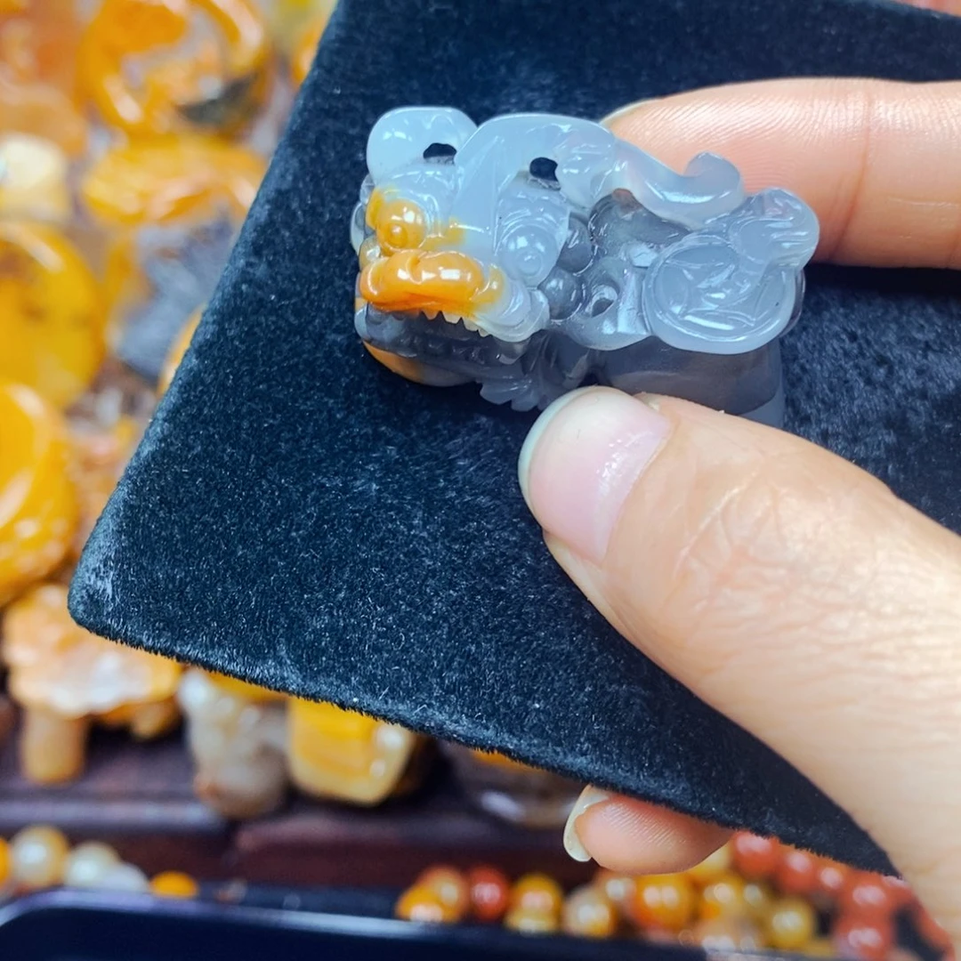 未镶嵌石英质玉（黄龙玉）颈饰