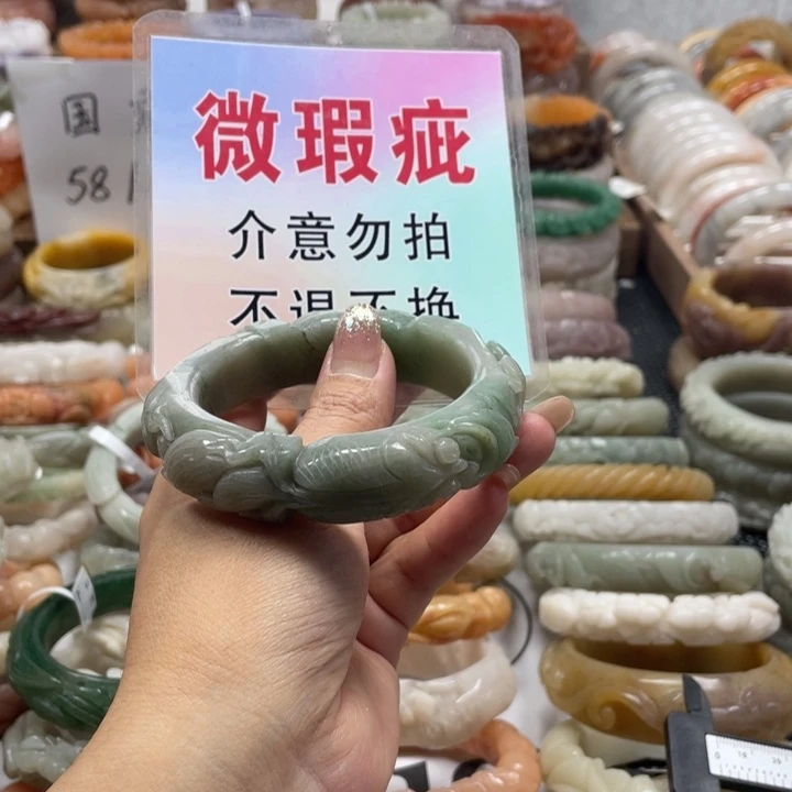 左***晨未镶嵌手镯石英质玉