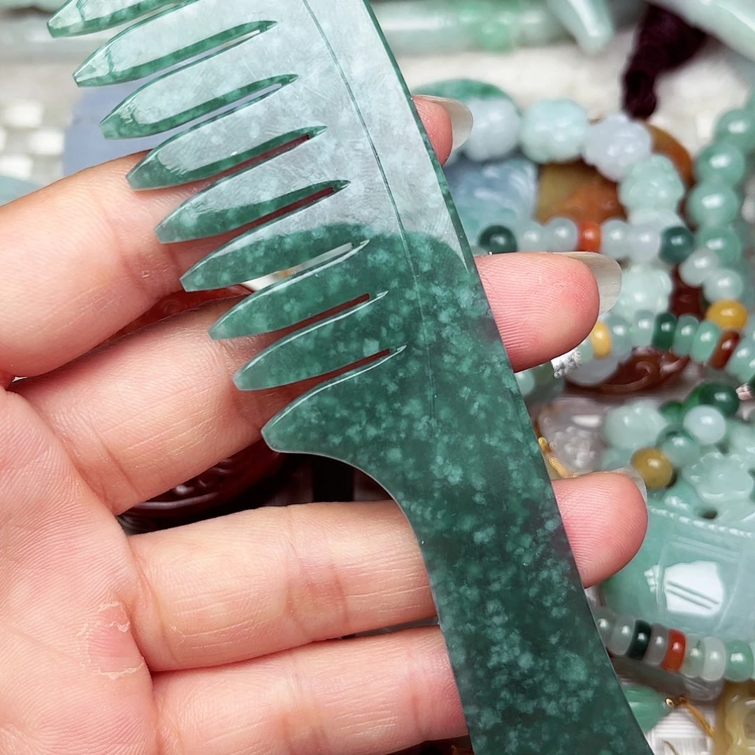 翡翠挂件未镶嵌翡翠