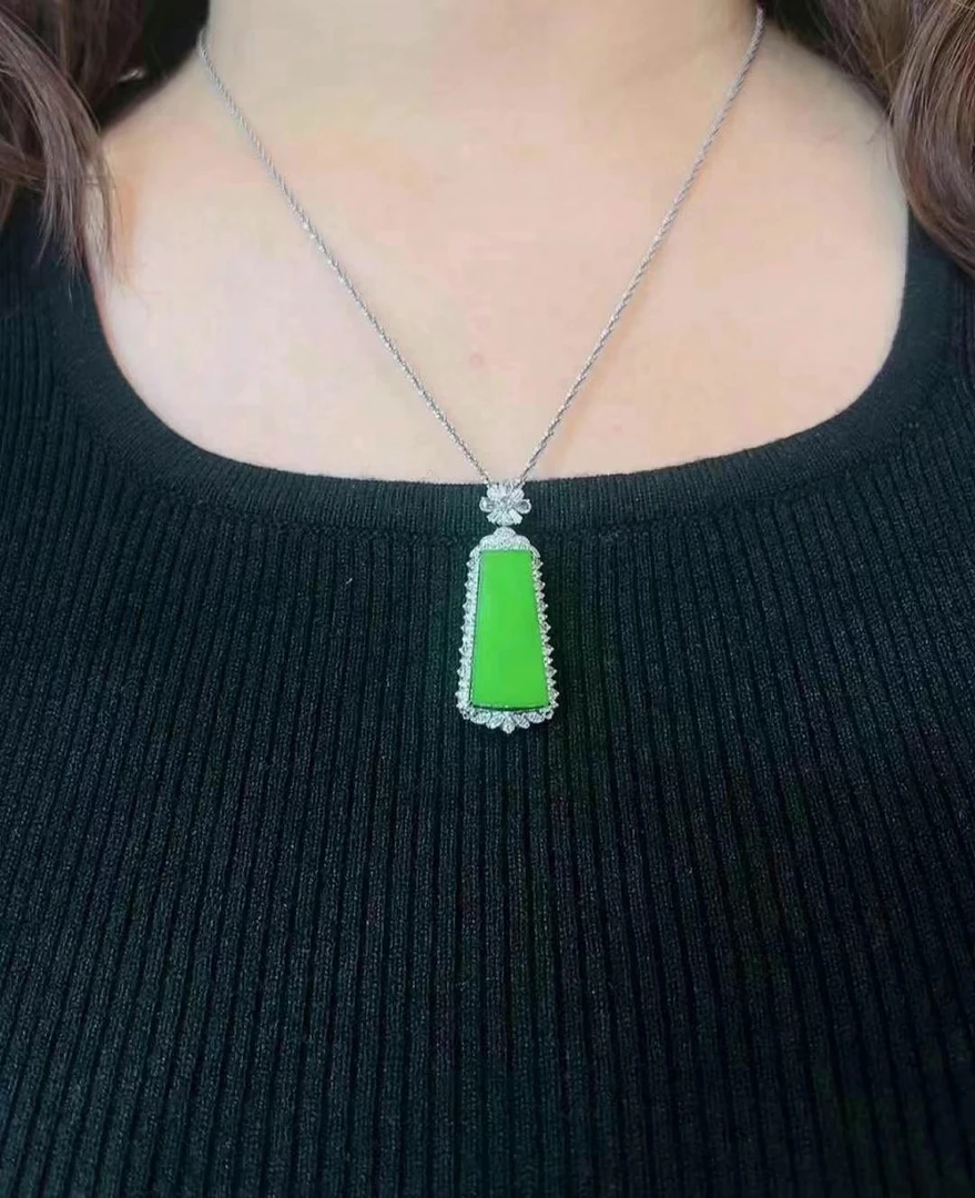 冰阳绿翡翠无事牌天然缅甸翡翠冰种无事牌女款珠宝吊坠18k金镶嵌