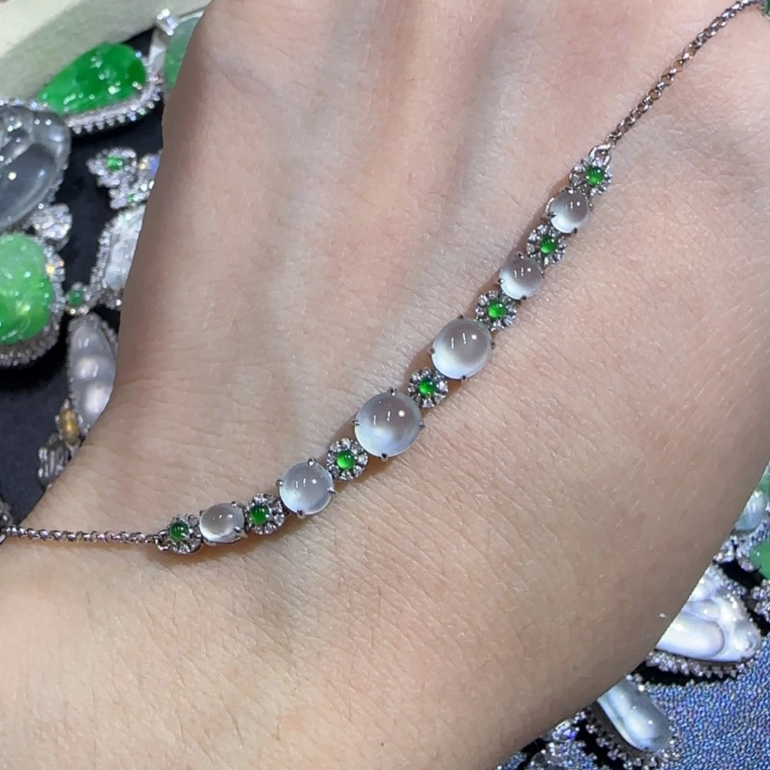 翡翠18K金镶嵌颈饰打灯笼都找不到