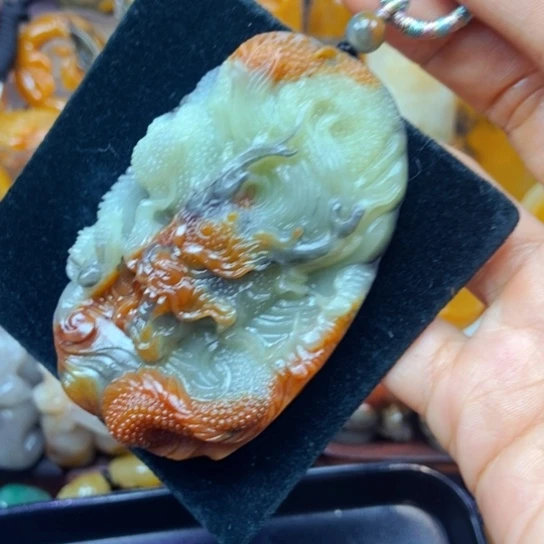 石英质玉（黄龙玉）未镶嵌颈饰