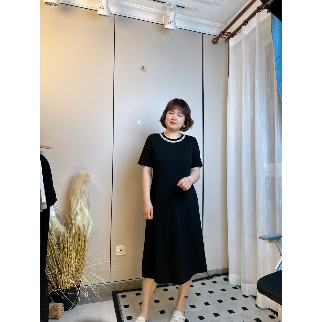 欧货重工圆领镶钻黑色连衣裙女2025夏季新款名媛风显瘦直筒裙子