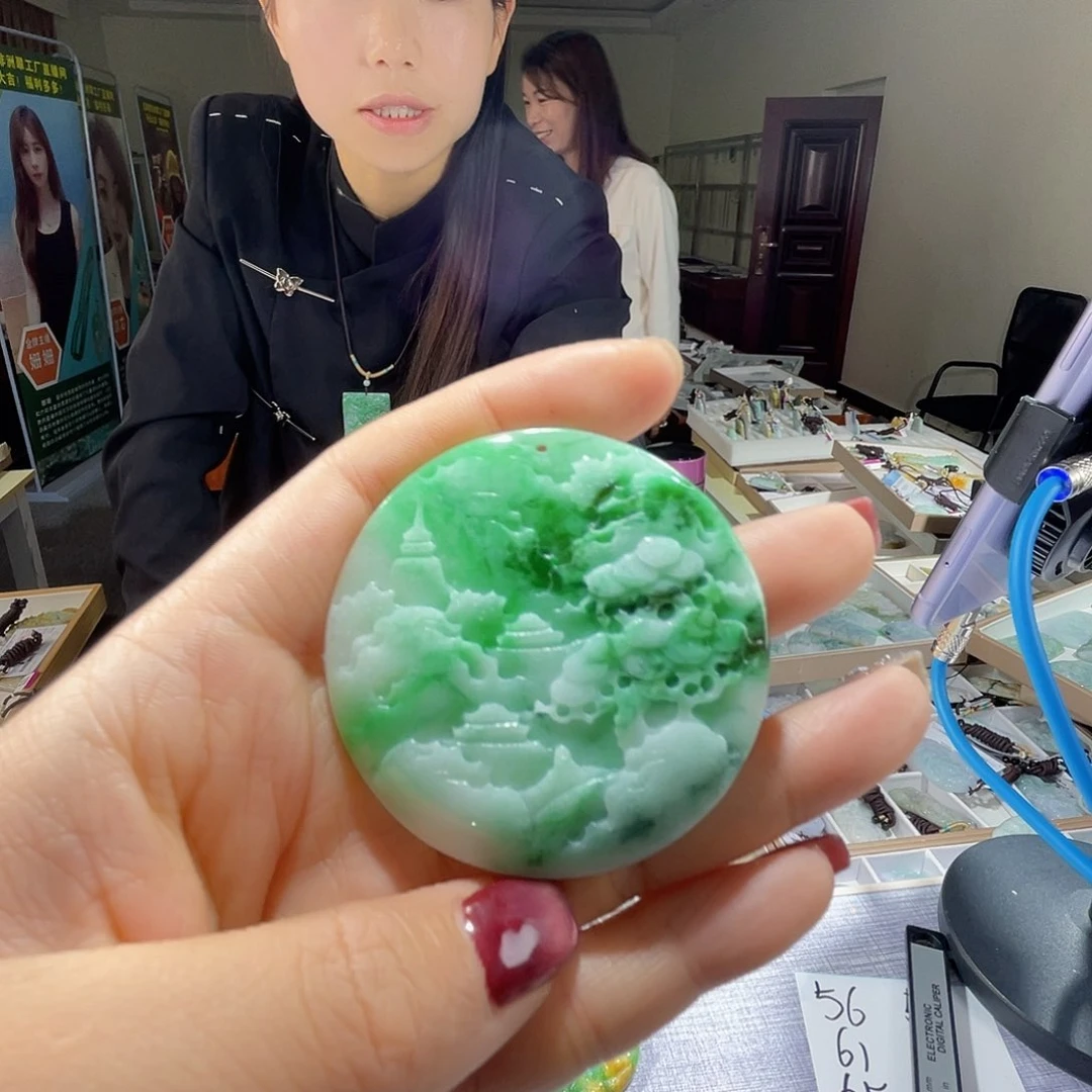 翡翠未镶嵌颈饰一个
