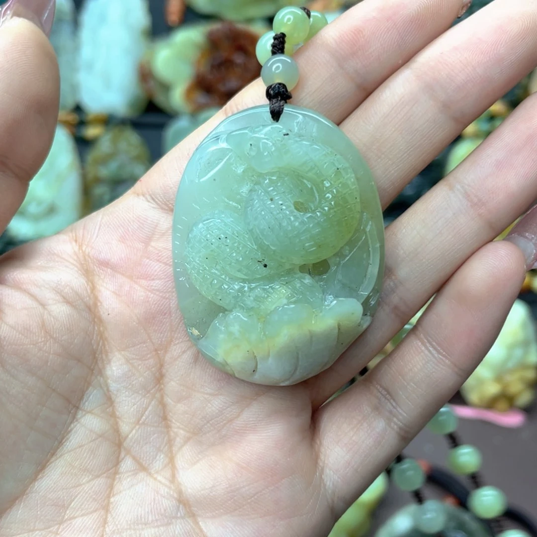 蛇纹石玉颈饰未镶嵌