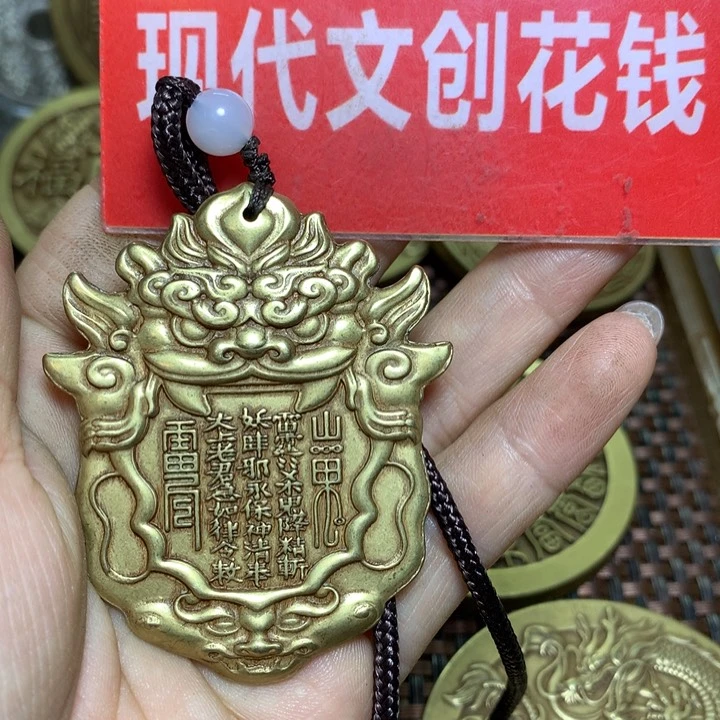 铜现代工艺品黄色虎头山鬼一枚