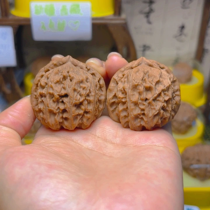 文玩核桃吊坠白狮子